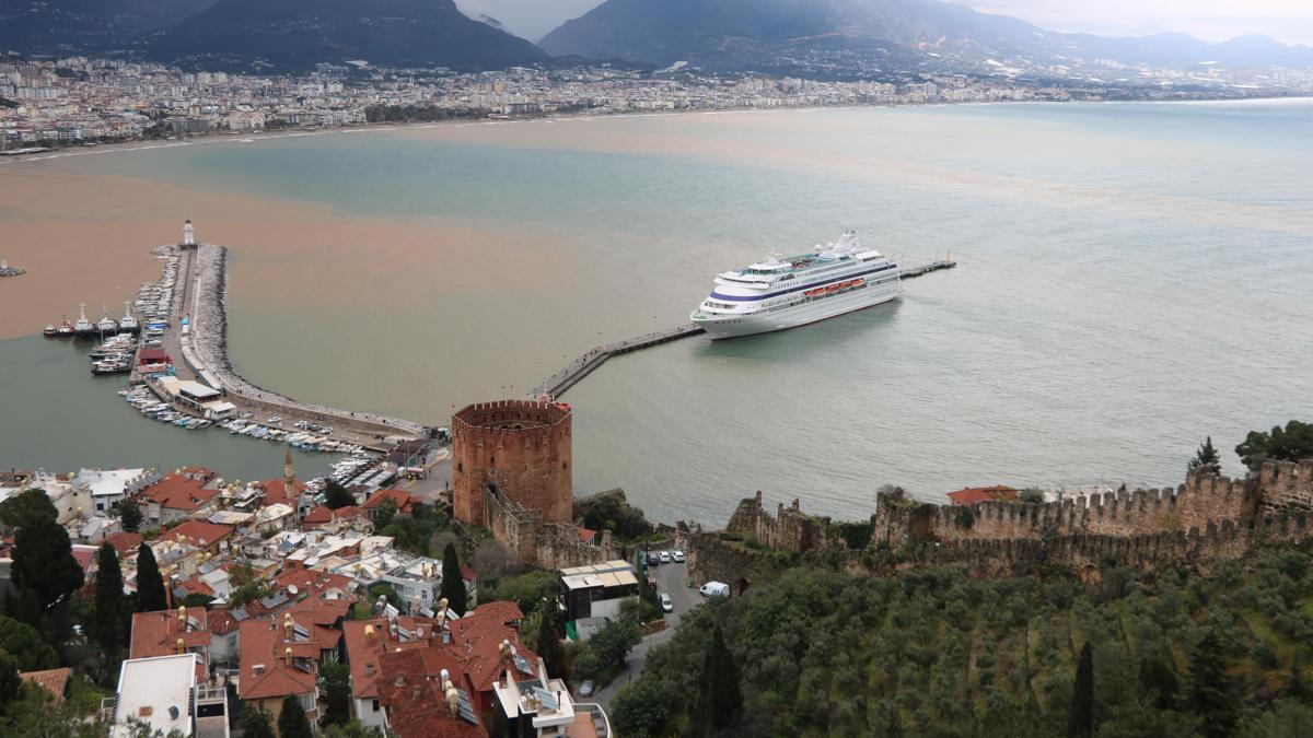 Alanya'ya yılın ilk kruvaziyeri demirledi