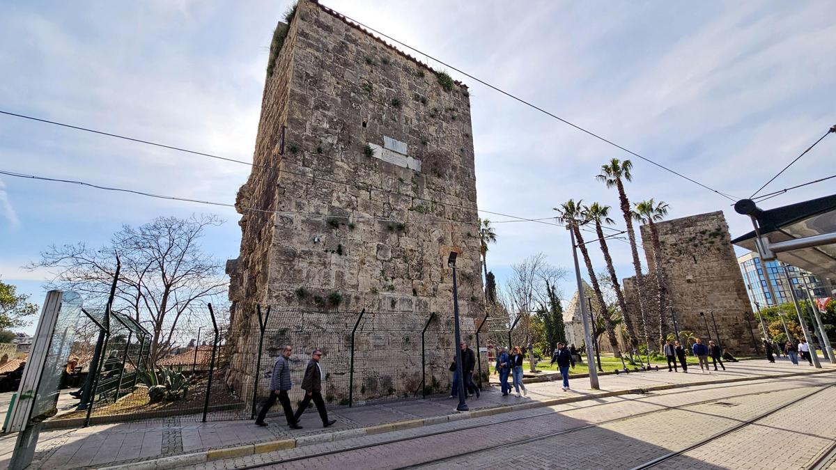 Tramvay tehdidindeki 2 bin yıllık burçlara tel örgülü önlem