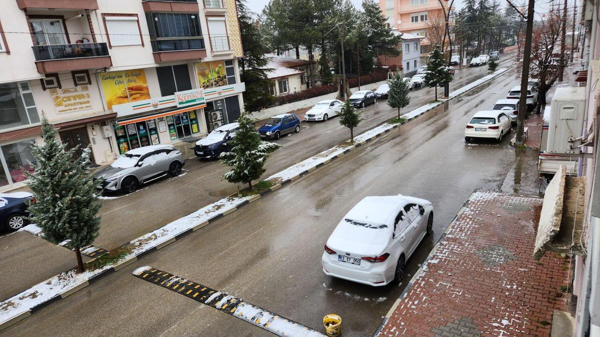 Çay ilçesi güne karla uyandı