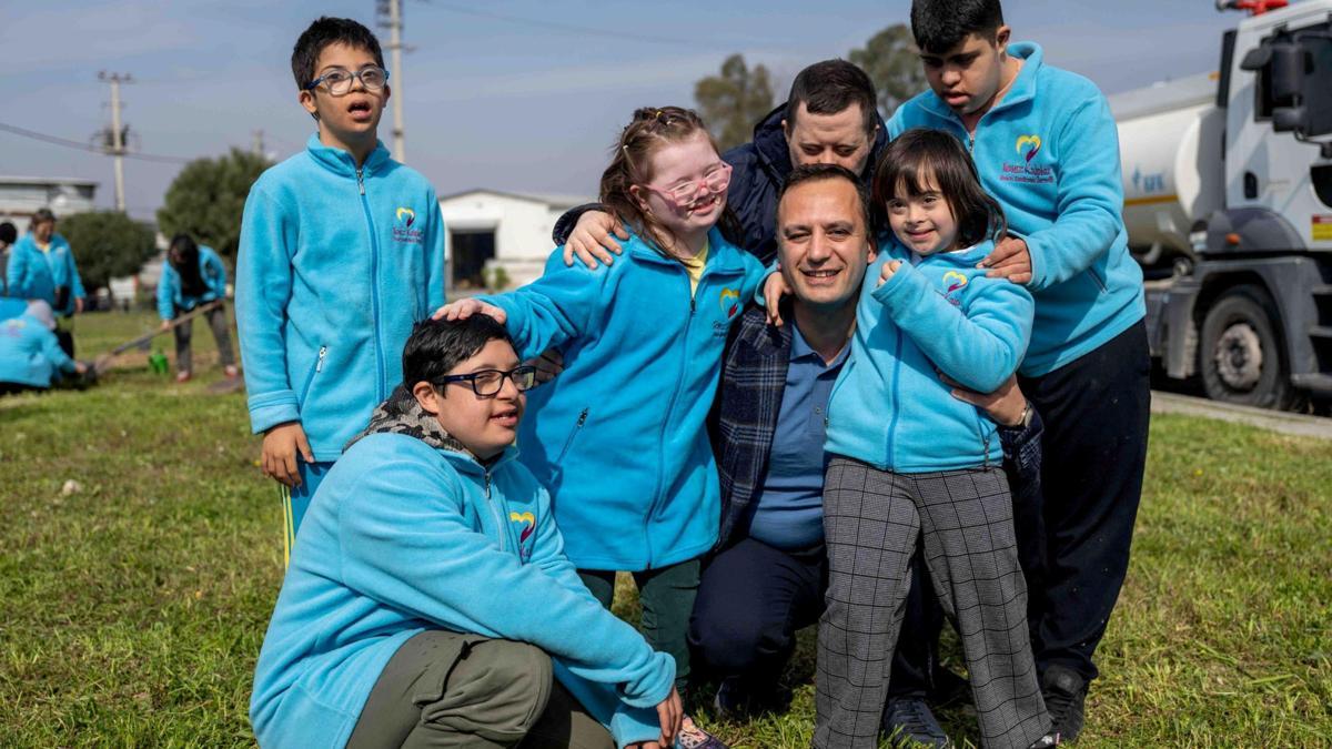 Bornova'da özel çocuklar çam fidanlarını toprakla buluşturdu