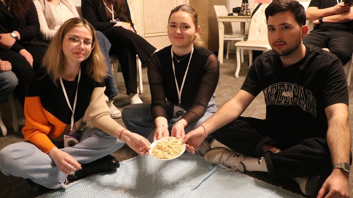 Kayseriye gelen Erasmus öğrencileri mantı açtı