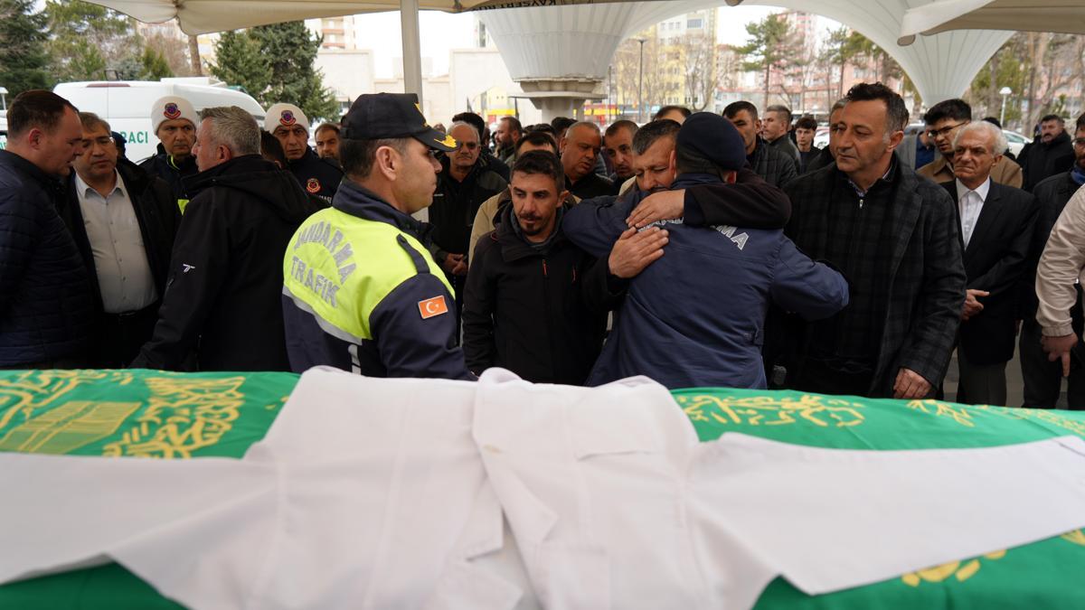 Kazada ölen tıp öğrencisi Yarenin cenazesine, arkadaşları beyaz önlükle katıldı