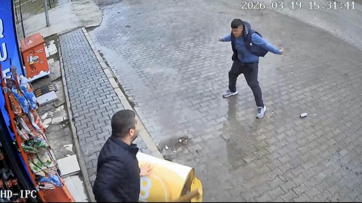 Tekel bayisinde taşlı sopalı kavga kamerada