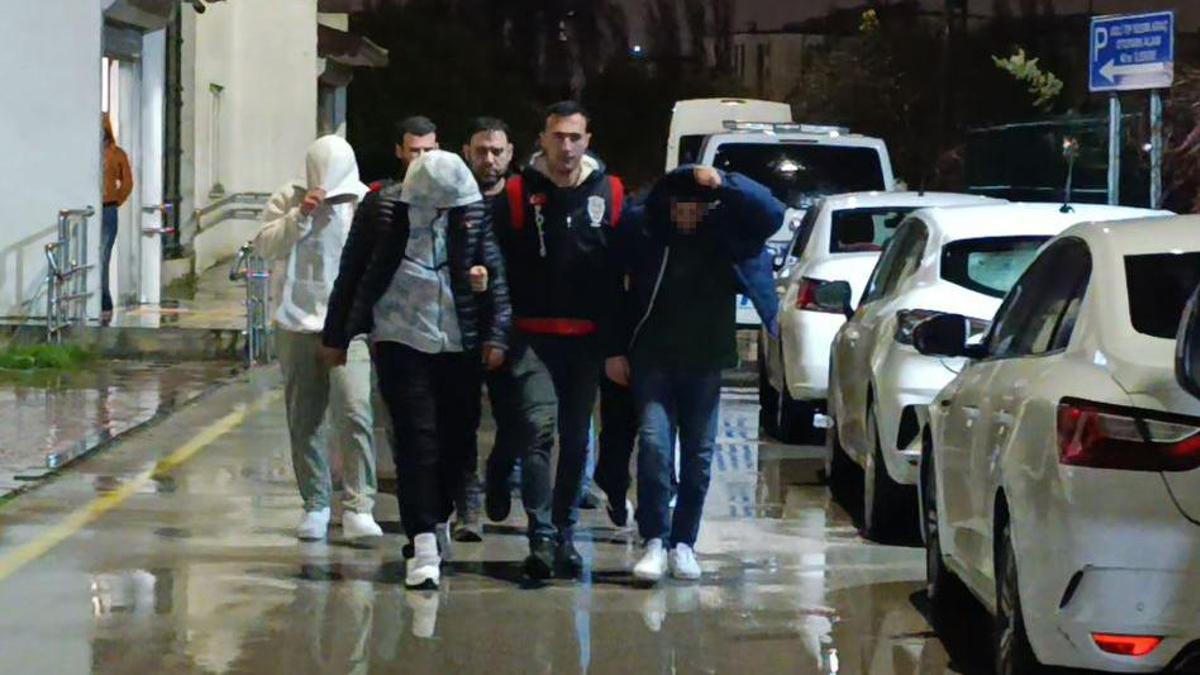 Adanada dehşet: Sigara yok dediler, bıçaklı saldırıya uğradılar!