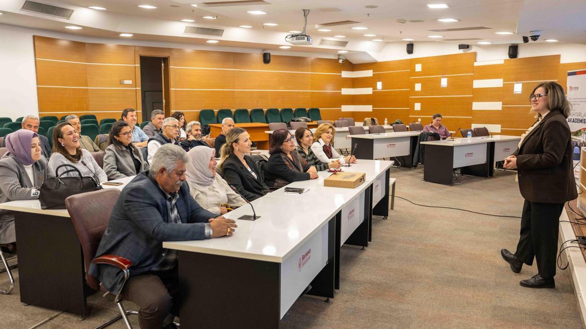 Bornova'da muhtarlar için dijital iletişim eğitimi