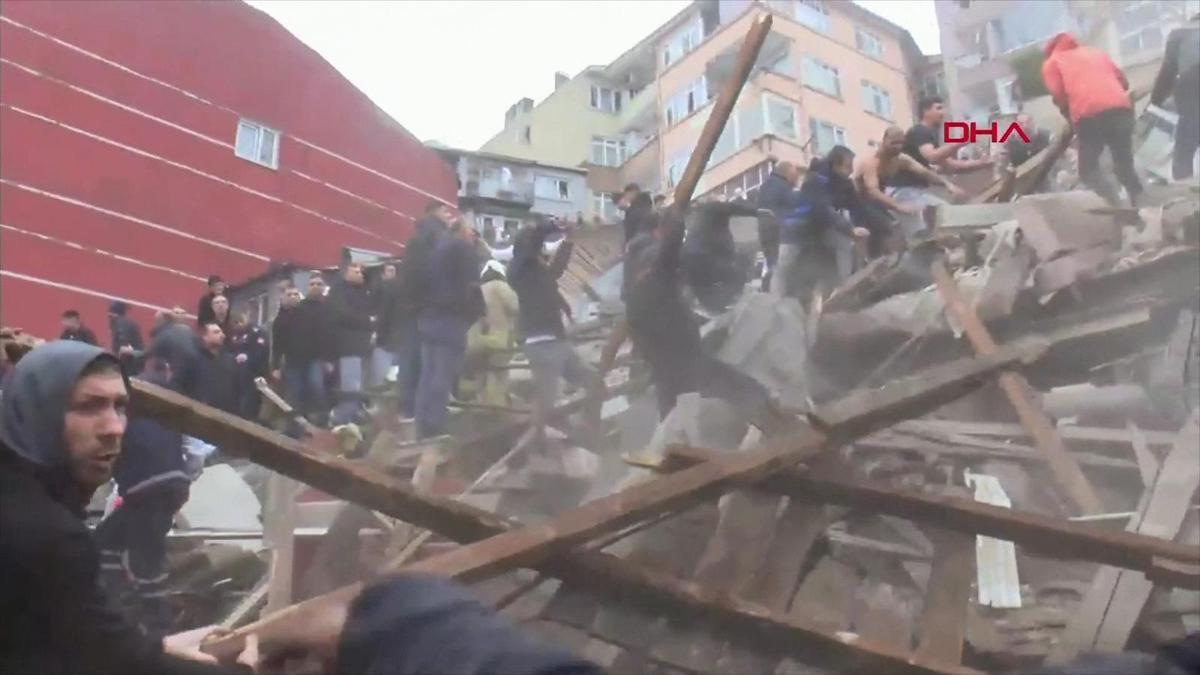 SON DAKİKA... İstanbul Fatih'te bina çöktü