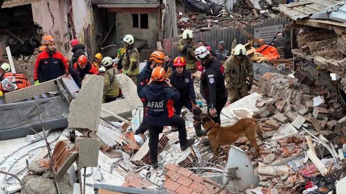 İSTANBUL FATİH BİNA ÇÖKMESİ SON DAKİKA! Fatihte bina neden çöktü? Fatih bina çökmesi ölü yaralı bilgisi