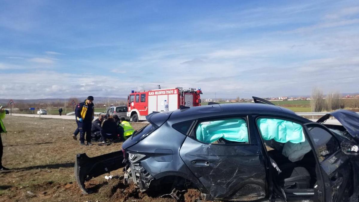 Otomobille hafif ticari aracın çarpıştı: 6 yaralı