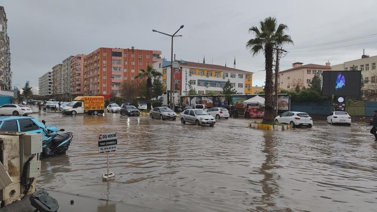 Kızıltepede sağanak nedeniyle cadde ve sokaklar göle döndü