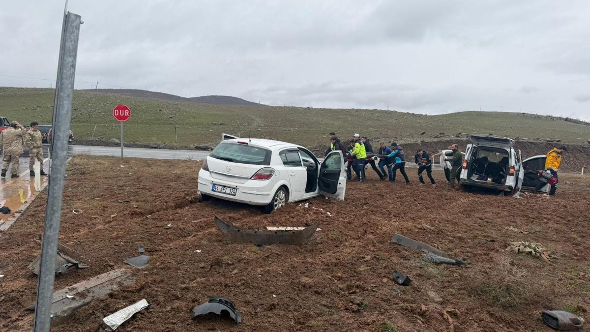 Bingölde hafif ticari araçla otomobil çarpıştı: 1i ağır, 13 yaralı