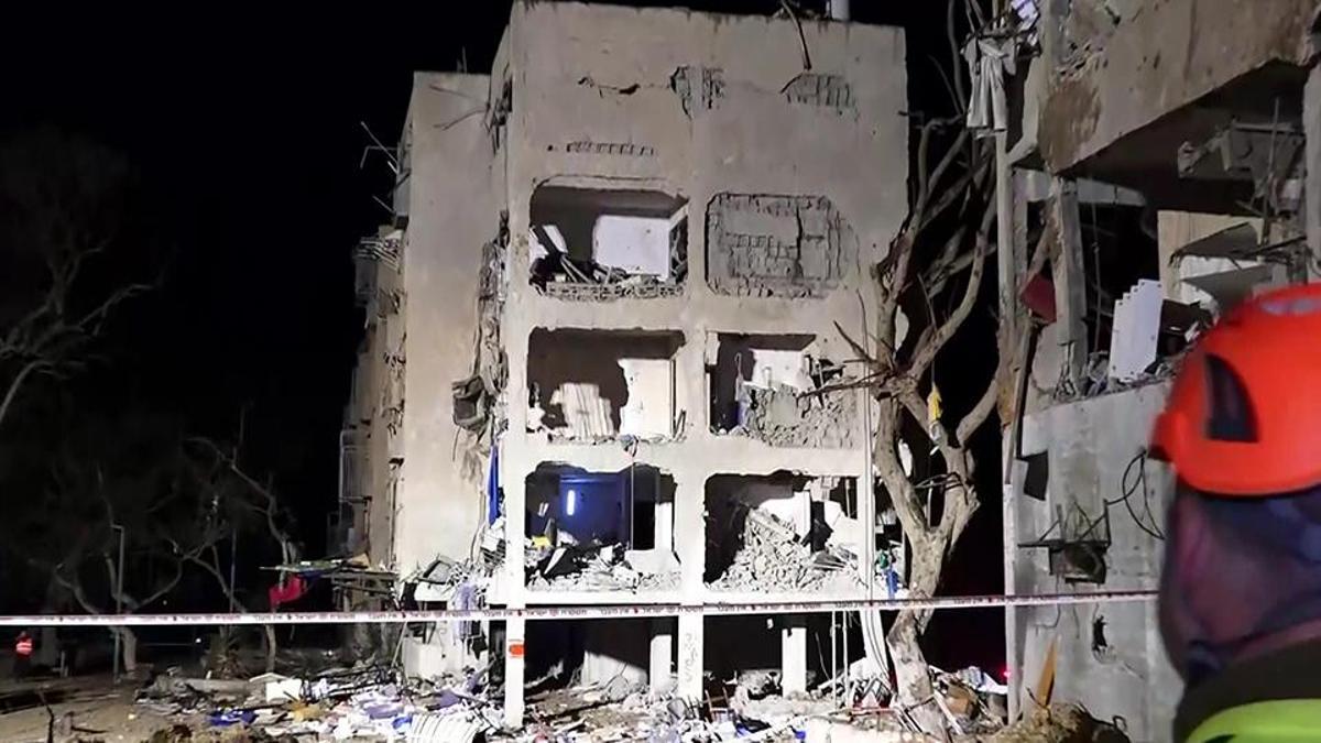 İran füze attı, Arad ve Dimona'yı yıkıma uğrattı