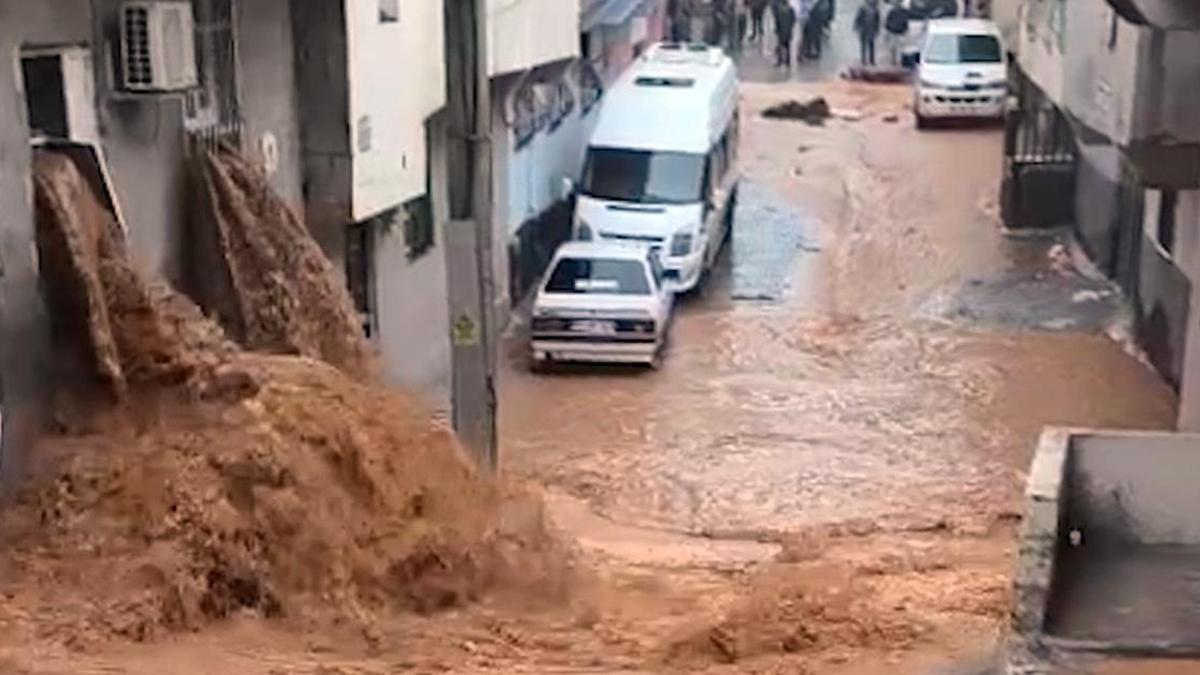 Güneydoğu'da sağanak alarmı: Diyarbakır'da yol çöktü, 11 mahalleye ulaşım kapandı! Şanlıurfa'da Balıklıgöl taştı