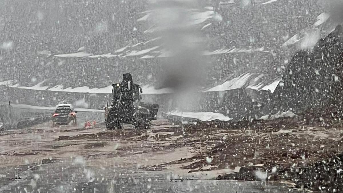 Bingölde sağanak sonrası yolda biriken çamur temizlendi