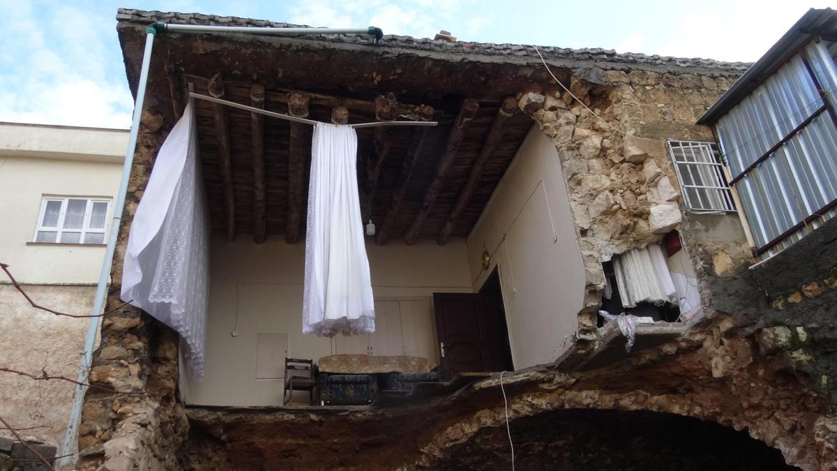 Batmanda sağanak sırasında evin bir bölümü çöktü