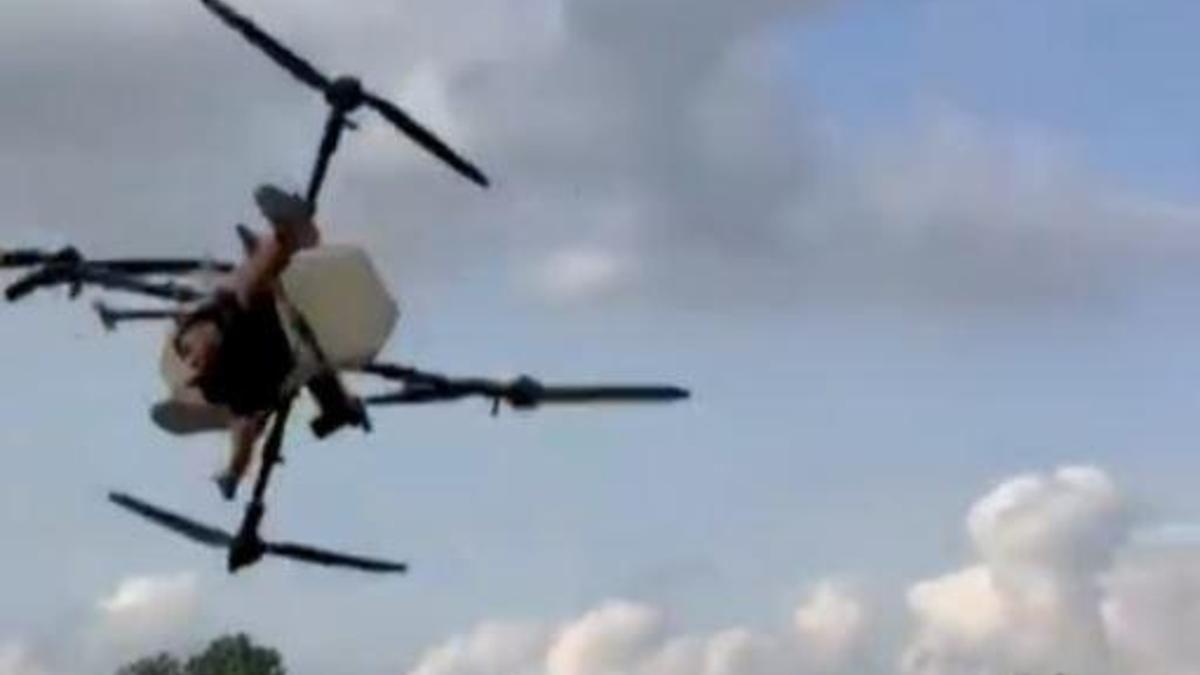 Tarım dronuna tutunan çiftçinin düştüğü anlar kamerada