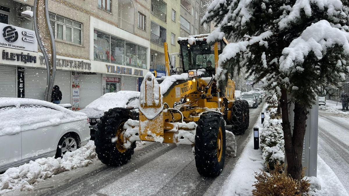 Hakkari'de 82 yerleşim yerinin yolu ulaşıma kapandı