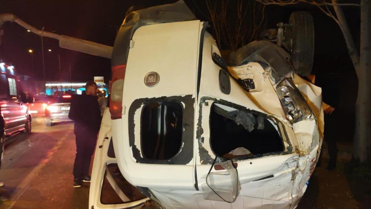 Aksarayda hafif ticari araç takla attı: 2 yaralı