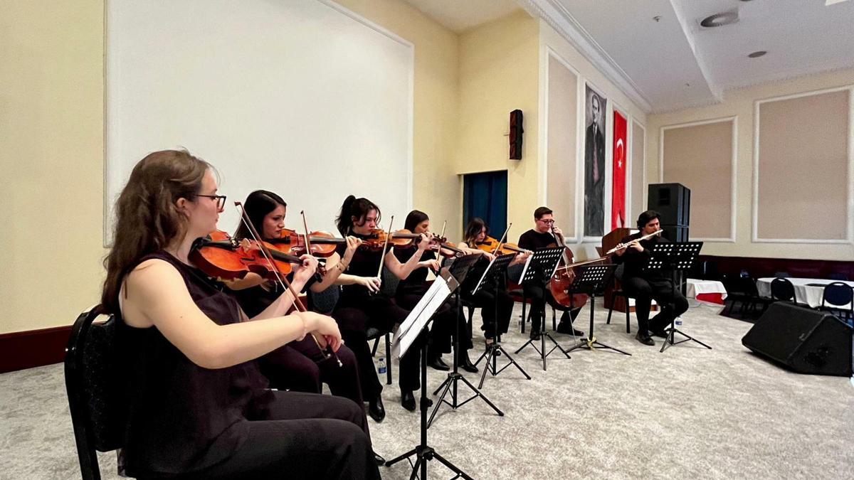 Öğrencilerden huzurevinde 'klasik müzik' şöleni