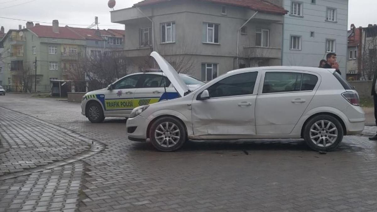 Otomobiller çarpıştı; aynı aileden 1i çocuk 3 yaralı