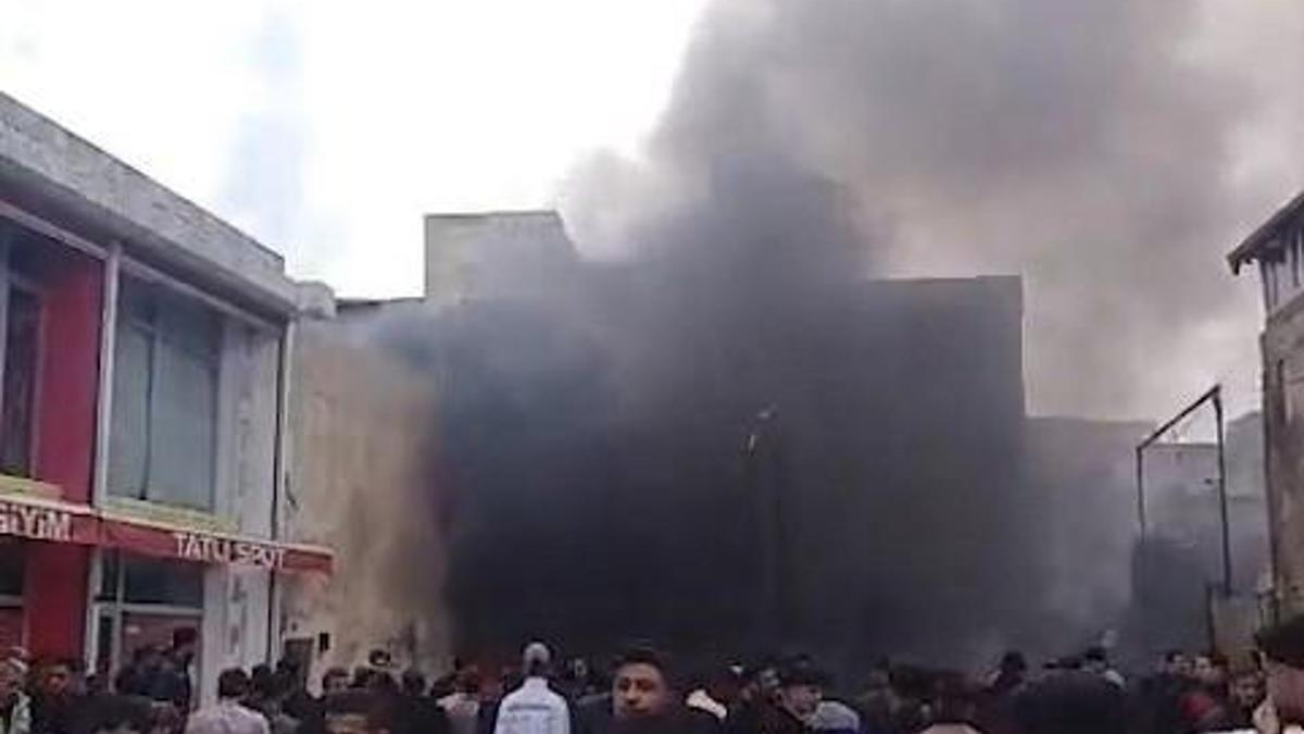 Şanlıurfada trafodaki patlamada park halindeki 4 araç hasar gördü