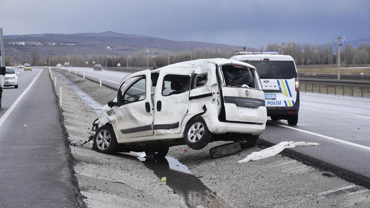 TIR'a çarpan hafif ticari aracın sürücüsü ağır yaralandı