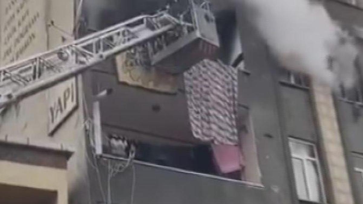 İstanbul - Küçükçekmece'de beş katlı binada yangın: 5 kişi dumandan etkilendi