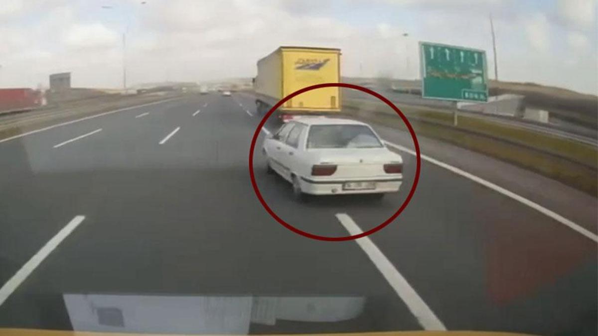 İstanbul'da makas atan sürücünün bariyere çarptığı kaza kamerada