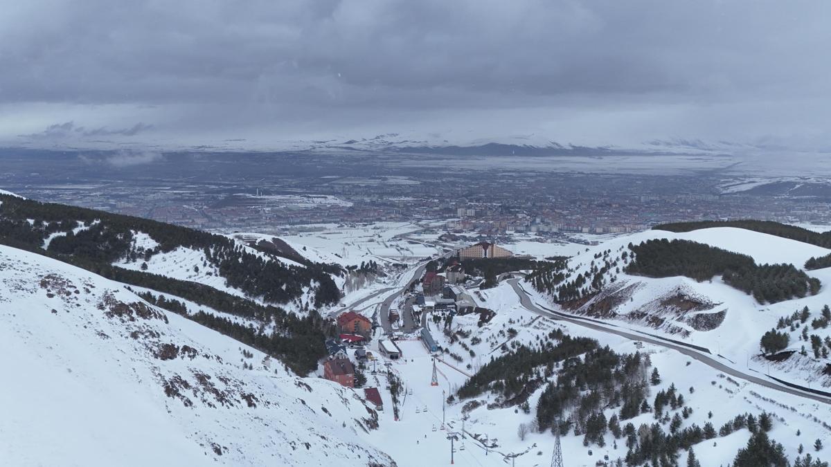 Kar kalınlığının 240 santimetre ölçüldüğü Palandöken'de kayak sezonu uzadı
