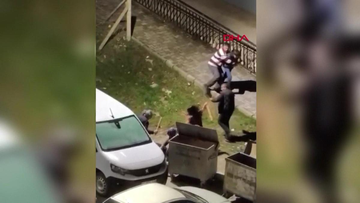 Eski eşinin evine gitti, komşular sopalarla saldırdı!