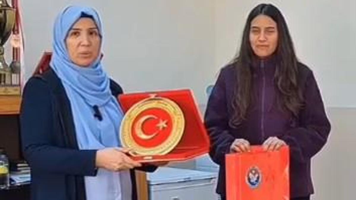 Askerlere atkı ve mektup gönderen öğrencilere teşekkür plaketi