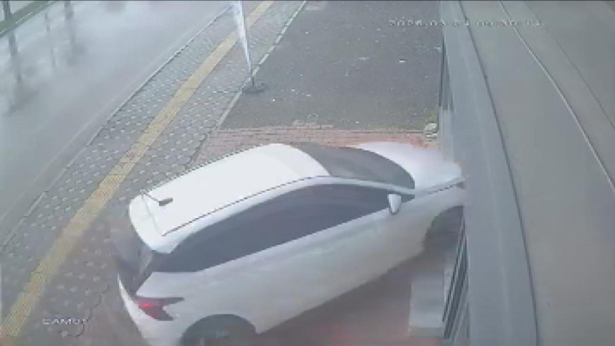 Osmaniyede otomobilin iş yerine daldığı kaza kamerada