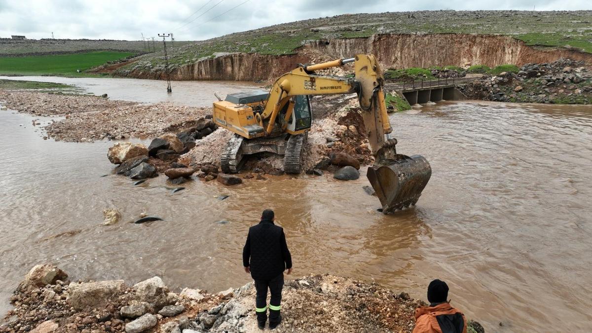 Şanlıurfada selin zarar verdiği yollarda onarım çalışmaları sürüyor
