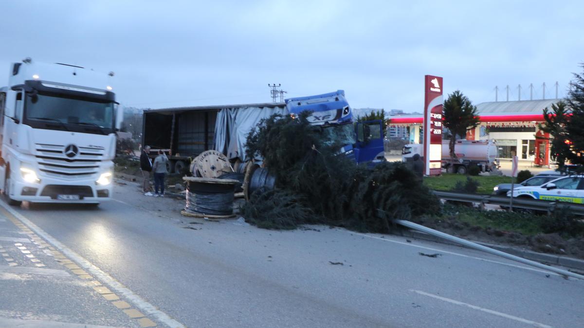Freni boşalan TIR, 4 araca çarpıp elektrik direğini devirdi: 6 yaralı
