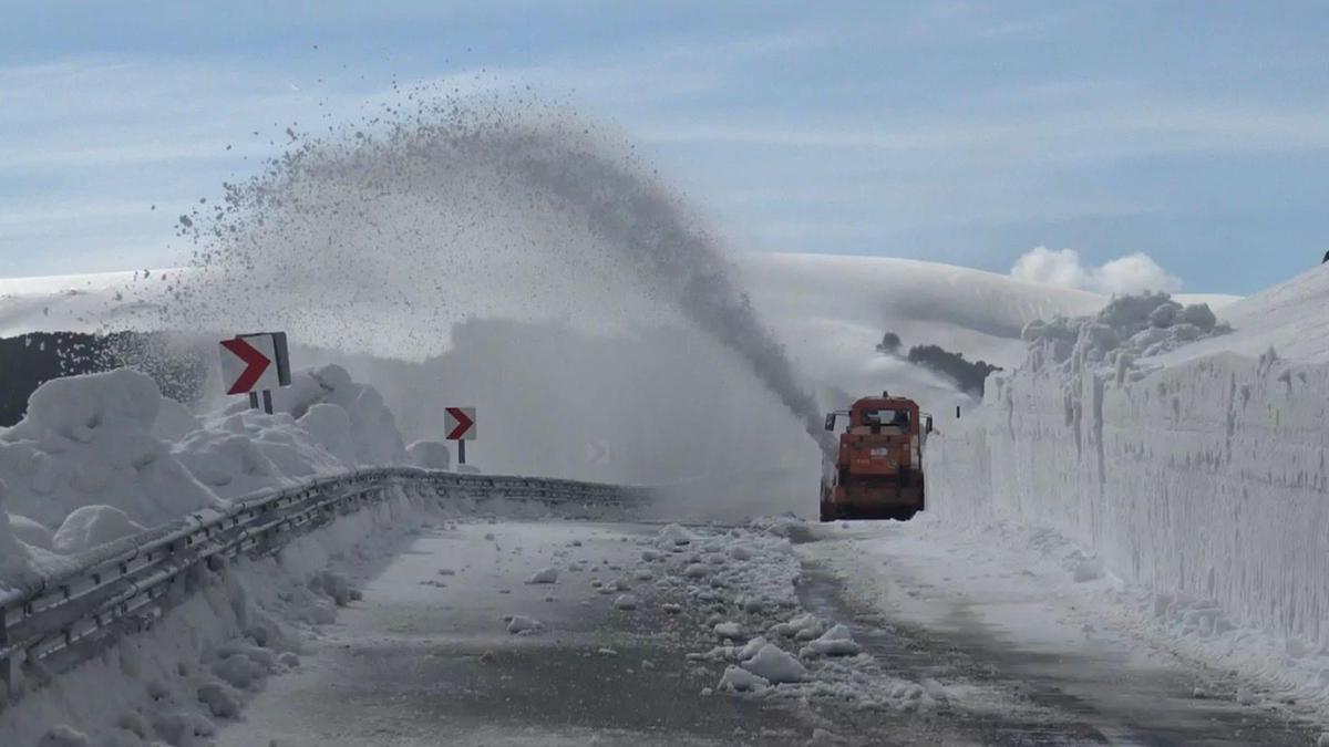 4 aydır ulaşıma kapalı olan 2 bin 600 rakımlı Bülbülan Geçidinde karla mücadele