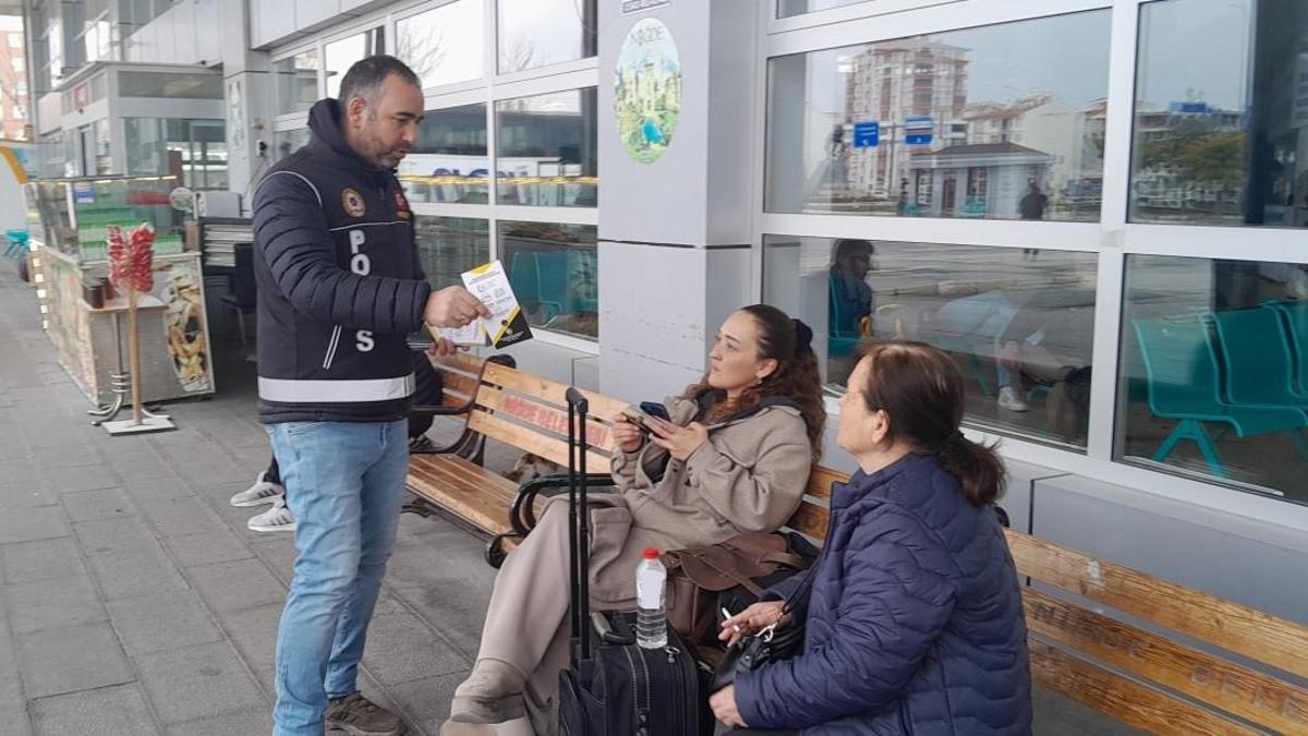 Narkotik polisi vatandaşları bilgilendirdi