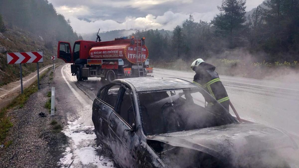 Seyir halindeki otomobil yandı