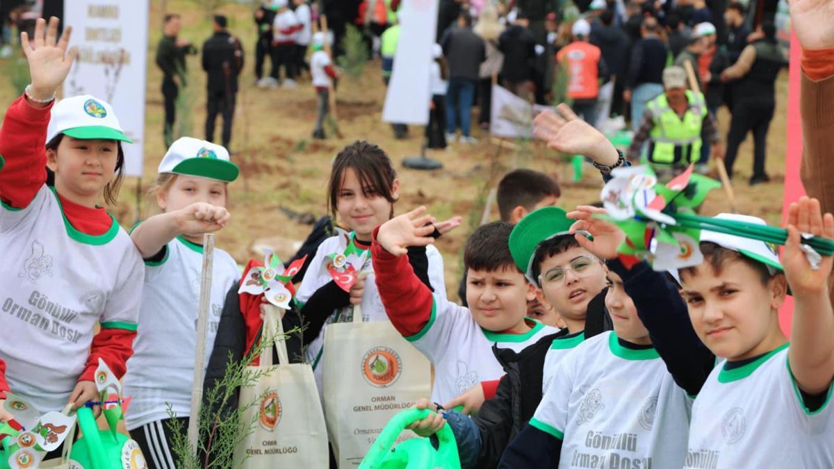 İlkokul öğrencileri fidanları toprakla buluşturdu