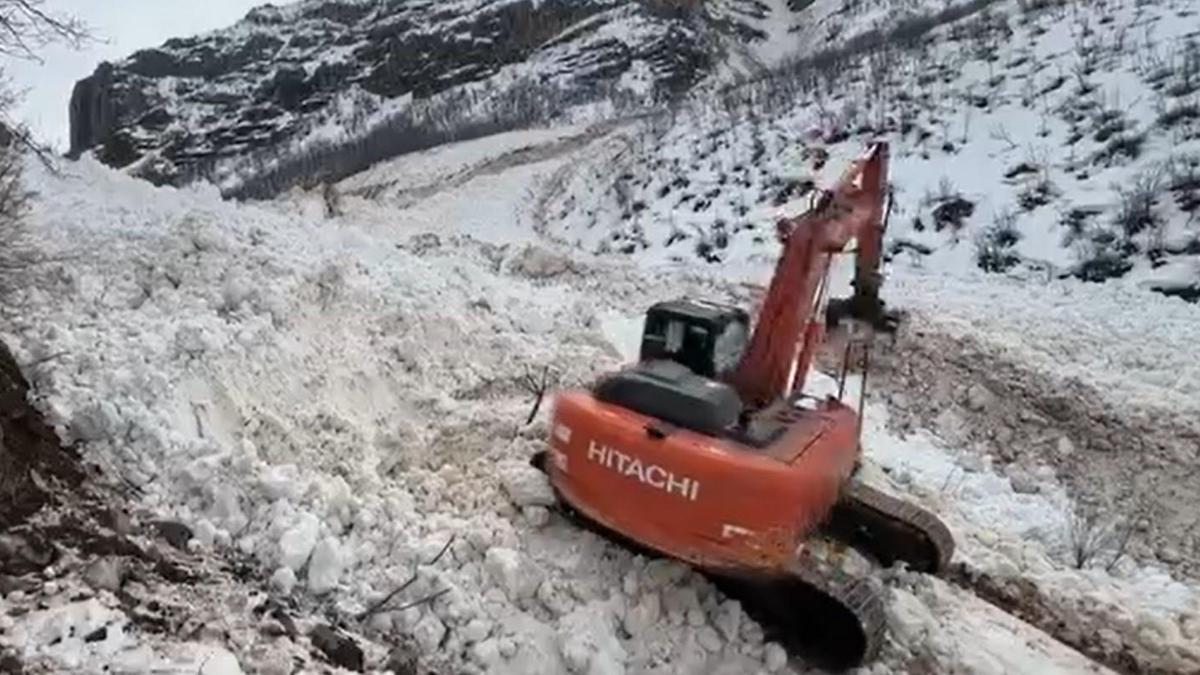 Beytüşşebapta çığ düşen yolun ulaşıma açılması için çalışmalar sürüyor