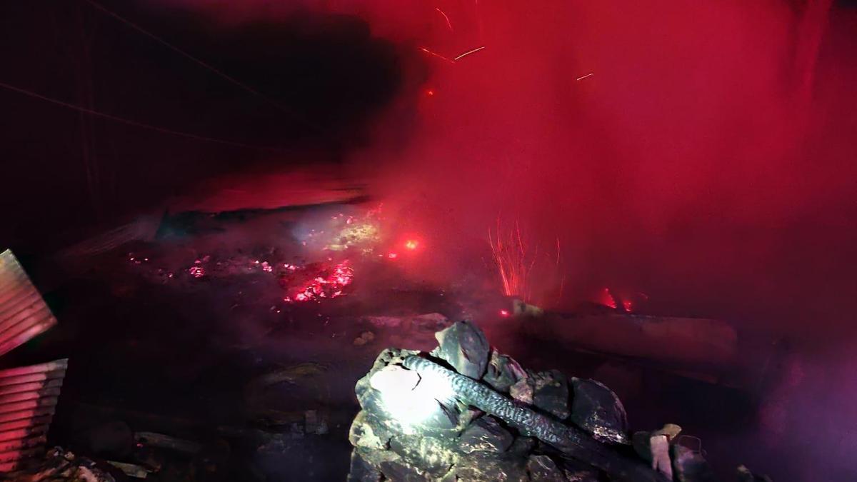 Feke'de ev yangını