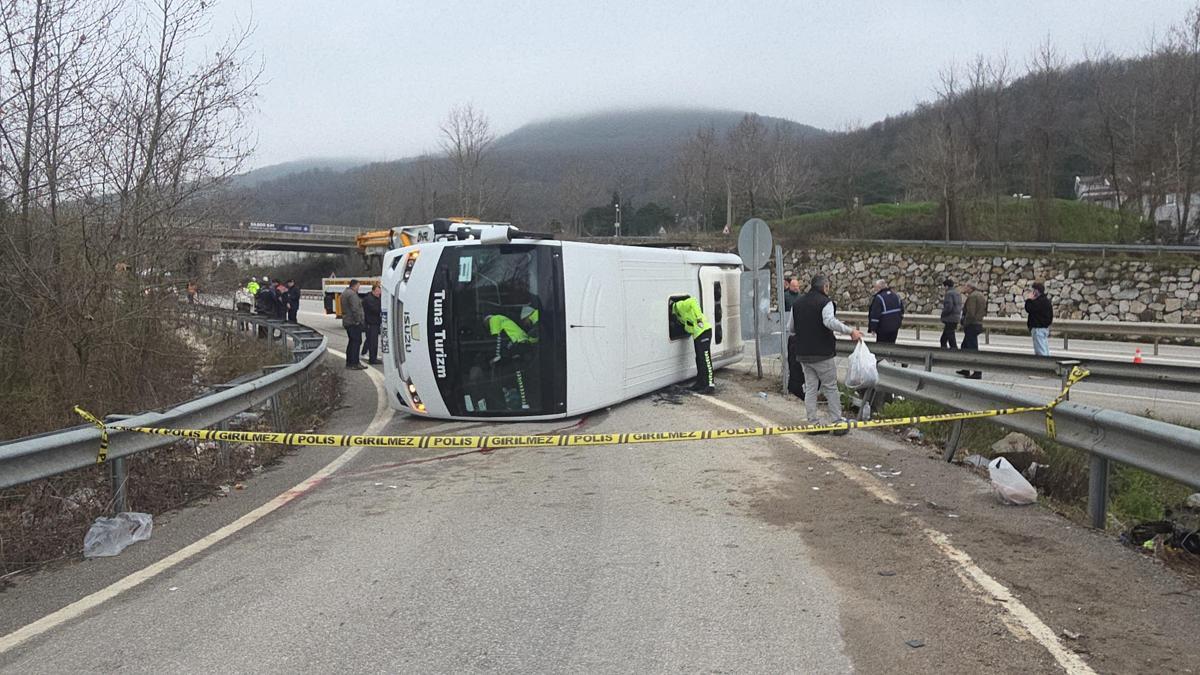 Yalovada işçi servis midibüsü devrildi: 1 ölü, 20 yaralı
