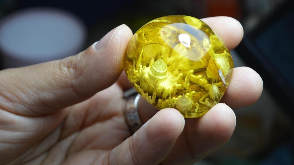 Sofi Usta, camileri tespih tanelerine işliyor