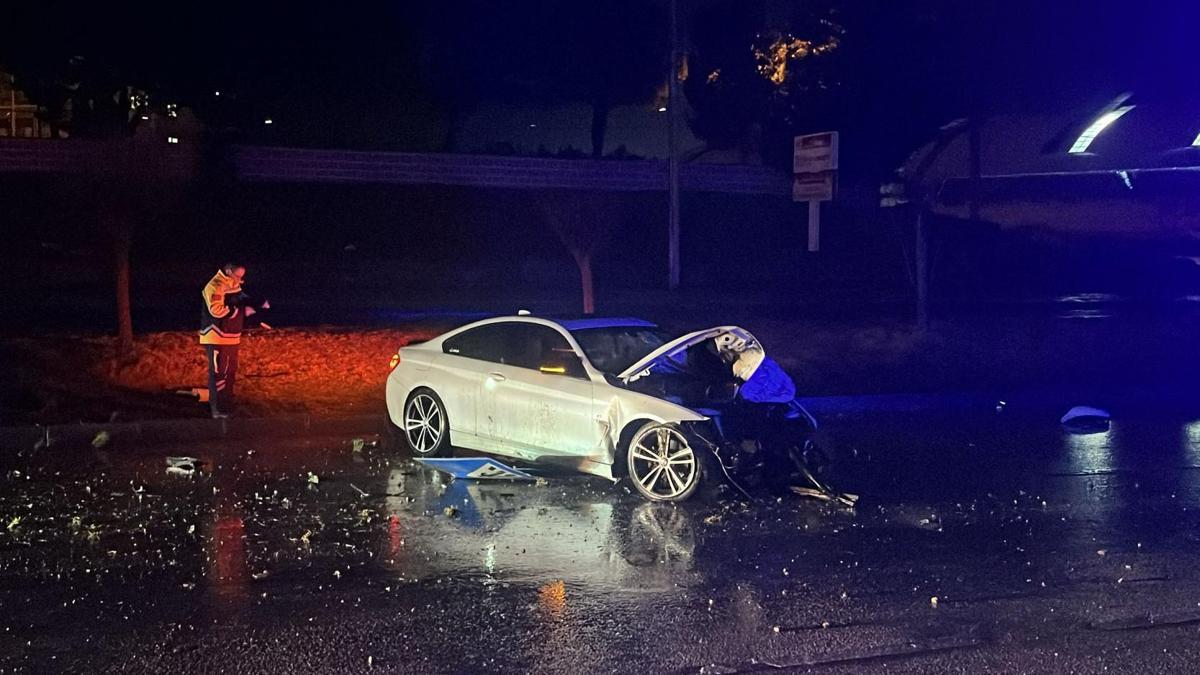 Otomobiliyle direğe çarpan sürücü yaralandı