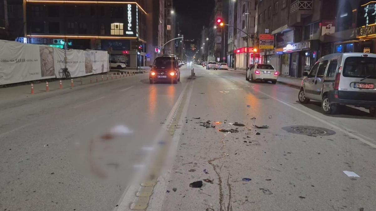 Eskişehir'de motosiklet ile hafif ticari araç çarpıştı: 1'i ağır 2 yaralı