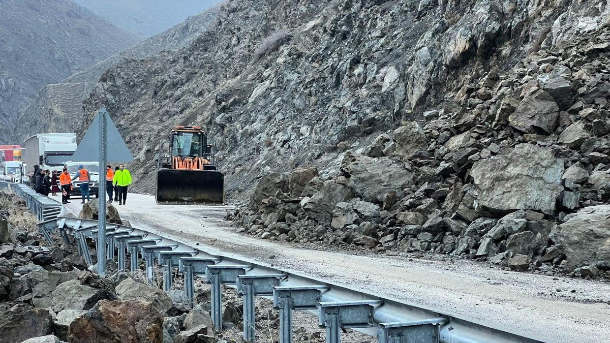 Yüksekovada heyelan sonrası kapanan yol yeniden ulaşıma açıldı
