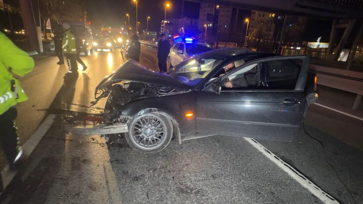 İstanbul - Avcılar D-100de bariyerlere çarpıp kaza yaptı; aracını bırakıp kaçtı