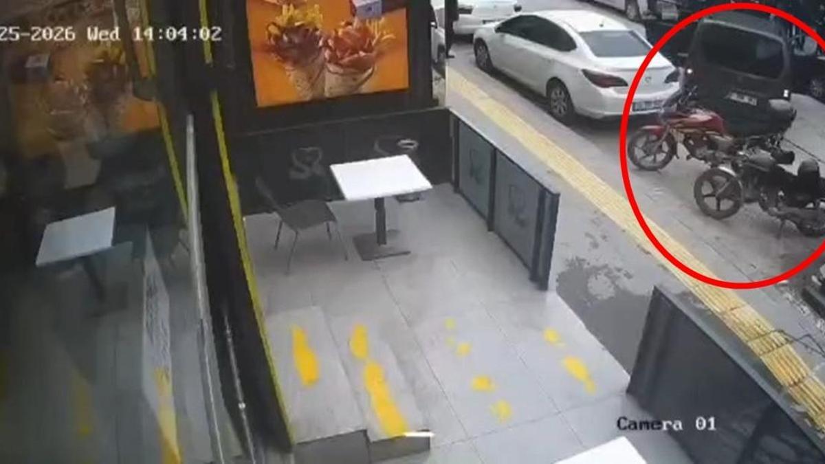 Sürücüsünün fren yerine gaza bastığı hafif ticari araç, 4 araca çarptı