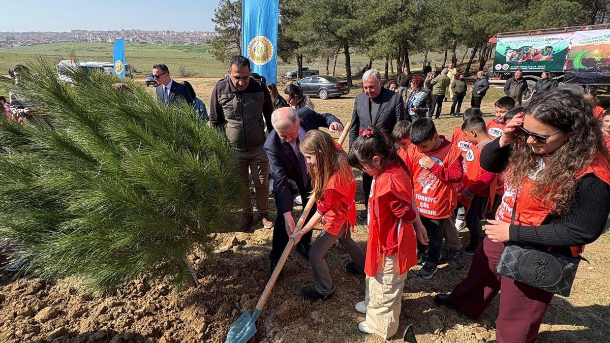 Keşanda ilkokul öğrencileri fidan dikti