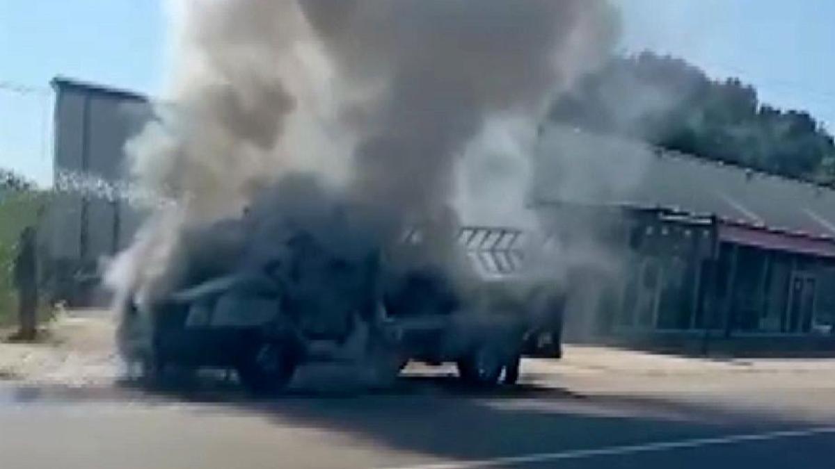 Seyir halindeki kamyonet yandı