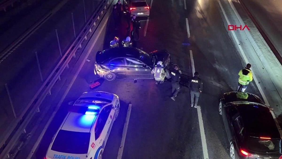 Bariyerlere çarpıp 20 metre sürüklendi… Kaza sonrası otomobilde bulunan 2 kişi kaçtı