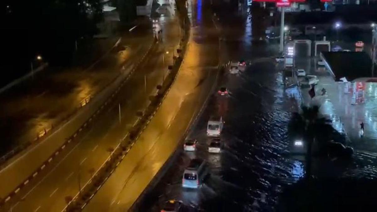 Hatay'da sağanak; cadde ve sokaklar göle döndü